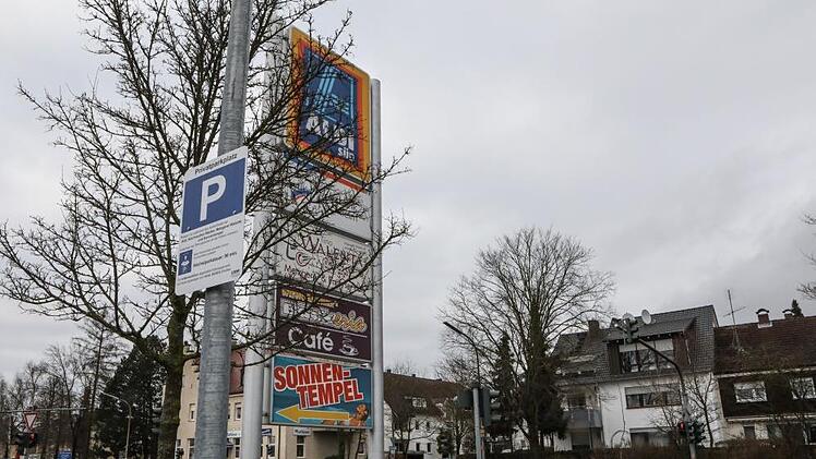 Seit Kurzem wird der Parkplatz eines Discounters an der Bayreuther Straße überwacht. Den haben Autofahrer genutzt, die nicht in den Geschäften einkaufen.  Foto: Barbara Herbst