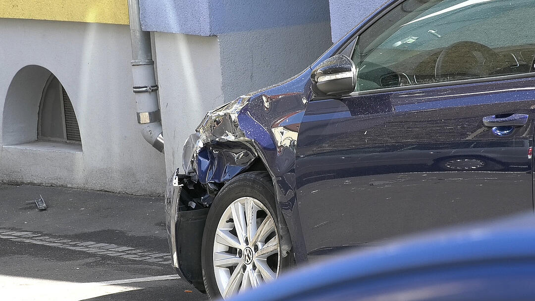 Feld der Verwüstung in Würzburg: Psychisch kranker Mann klaut Laster und rammt Autos