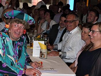 Mit einem Show-Act sorgte Volker Heißmann (links) zusammen mit Martin Rassau als "Waltraud und Mariechen" bei den Gästen des Kongresses für viele Lacher .  Foto: Werner Reißaus