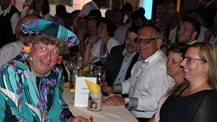 Mit einem Show-Act sorgte Volker Heißmann (links) zusammen mit Martin Rassau als "Waltraud und Mariechen" bei den Gästen des Kongresses für viele Lacher .  Foto: Werner Reißaus