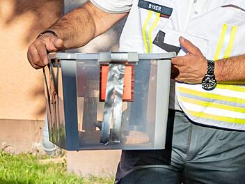 Eine giftige Kobra ist aus einem Haus in Herne entwischt. Jetzt konnte die Schlange endlich eingefangen werden - unter dem Applaus der Anwohner.  Doch wie geht es weiter f&uuml;r das Reptil?  Foto: Marcel Kusch/dpa