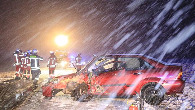 Frontalzusammenstoß auf glatter Fahrbahn: Unfallwagen war mit Sommerreifen unterwegs
