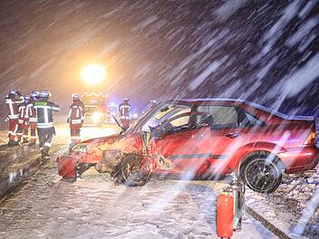 Frontalzusammensto&szlig; auf glatter Fahrbahn: Unfallwagen war mit Sommerreifen unterwegs