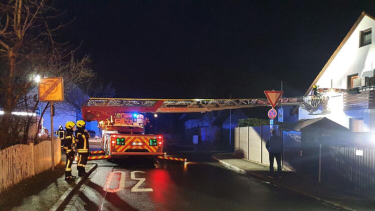 Rettung über Drehleiter - Feuerwehr Bubenreuth holt Patienten vom Balkon