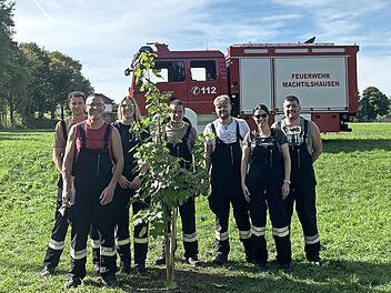 Die Feuerwehrkameraden aus Machtilshausen haben an der Baumpflanz-Challenge teilgenommen, aber den Amberbaum auch zu ihrem 150-Jahre-Jubiläum am Spielplatz in Machtilshausen gepflanzt.