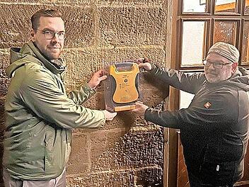 &Uuml;bergabe des Defibrillators durch den SPD-Ortsvereinsvorsitzenden Eckart Roess an den Vorsitzenden des Feuerwehrvereins Frickendorf Markus Lang.