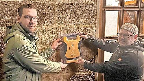 &Uuml;bergabe des Defibrillators durch den SPD-Ortsvereinsvorsitzenden Eckart Roess an den Vorsitzenden des Feuerwehrvereins Frickendorf Markus Lang.