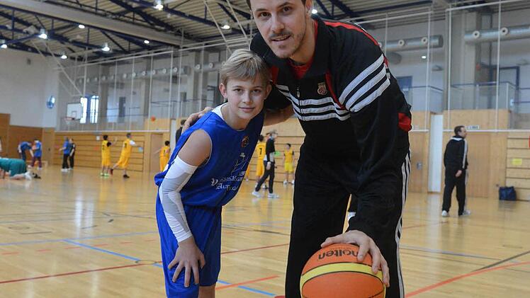 Der neunjährige Oliver Körber mit seinem Lieblingsspieler: Bostjan Nachbar.