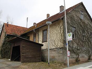 Im Jahr 2007 wurde im Gemäuer Hausschwamm entdeckt. Seitdem ist die Tür der Alten Schule in Weißenbach verschlossen. Foto: Ulrike Müller