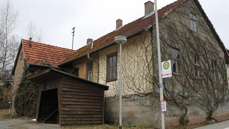 Im Jahr 2007 wurde im Gemäuer Hausschwamm entdeckt. Seitdem ist die Tür der Alten Schule in Weißenbach verschlossen. Foto: Ulrike Müller