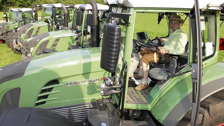 Die Fahrerkabinen sind klimatisiert, haben Bordcomputer und Touch-Screen-Bedienung.