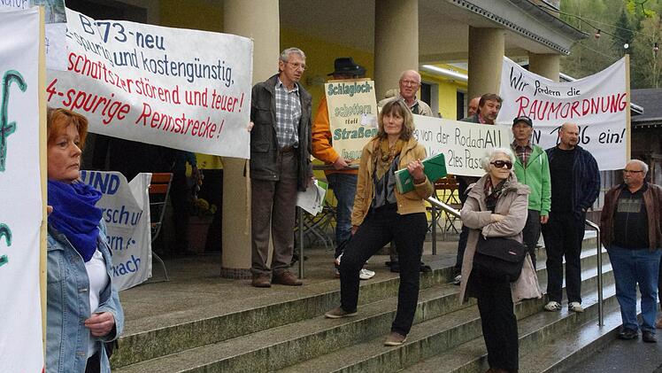 Am Eingang zum Schützenhaus erwarteten die Protestierenden die Versammlungsteilnehmer.