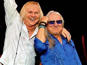Grüßen die Fans: Mick (rechts) und Bernie, die Kultrocker von Uriah Heep, freuen sich auf das Konzert in Sennfeld. Foto: MKM Music