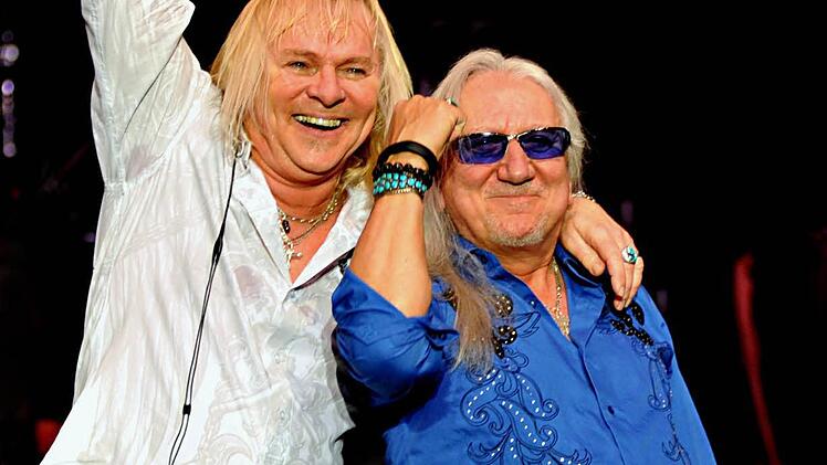Grüßen die Fans: Mick (rechts) und Bernie, die Kultrocker von Uriah Heep, freuen sich auf das Konzert in Sennfeld. Foto: MKM Music