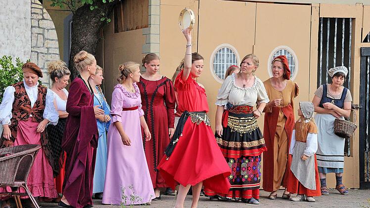 Mit dem Stück "der Glöckner von Notre-Dame" hatte der Heimatverein Maßbach im Sommer viel Erfolg. Im kommenden Jahr will er es nochmals zeigen, und zwar gleich fünfmal.  Foto: Dieter Britz