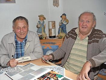 Sie singen seit 65 Jahren Seite an Seite im Chor: Albert Schmitt (links) und Otto Förtsch, beide 83 Jahre alt, unterstützen ihren Gesangverein auch im 125. Jubeljahr stimmlich und organisatorisch .  Foto: K.- H. Hofmann