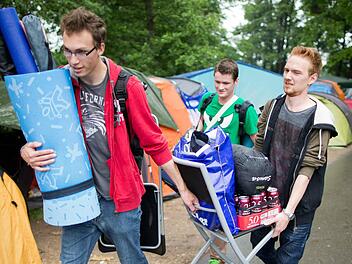 Besucher des Musikfestivals "Rock im Park" treffen auf dem Campingplatz des Geländes ein.   Foto: Daniel Karmann/dpa