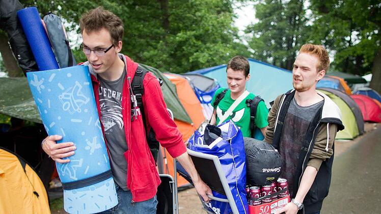 Besucher des Musikfestivals "Rock im Park" treffen auf dem Campingplatz des Geländes ein.   Foto: Daniel Karmann/dpa