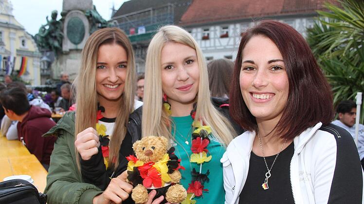 Isabell Winkler, Frieda Geyer und Gudrun Wanka (von rechts) hatten ein Maskottchen mitgebracht - es half. Foto: Sonny Adam