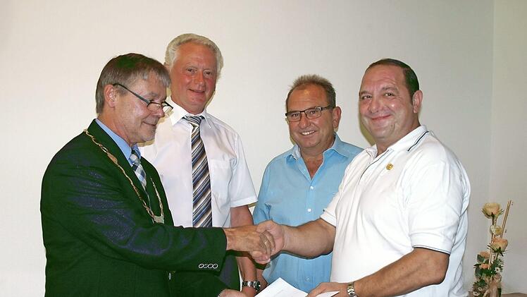 Roland Kuhnlein (re) erhielt aus den Händen der drei Bürgermeister die Goldene Ehrennadel der Marktgemeinde Steinwiesen. Von links Bürgermeister Gerhard Wunder, 2. Bürgermeister Bruno Beierlorzer und 3. Bürgermeister Thomas Reißig.