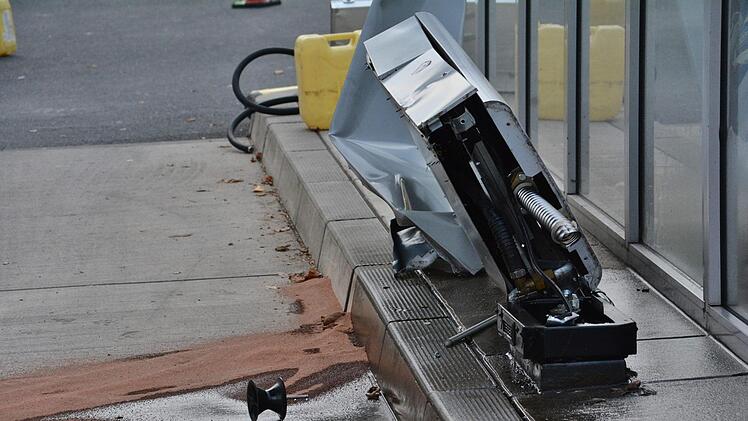 Beim Durchfahren einer Tankstelle in Bad Neustadt hat ein Lkw eine   Dieseltanksäule abgerissen. Foto: Hanns Friedrich