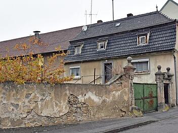 So manches Haus in der Gemeinde Theres steht leer oder ist vom Leerstand bedroht. Daher hat die Gemeinde Theres ein Förderprogramm zur Revitalisierung solcher Gebäude aufgelegt. Das Thema wurde auch in der Bürgerversammlung in Untertheres erörtert.  Foto: Ulrike Langer