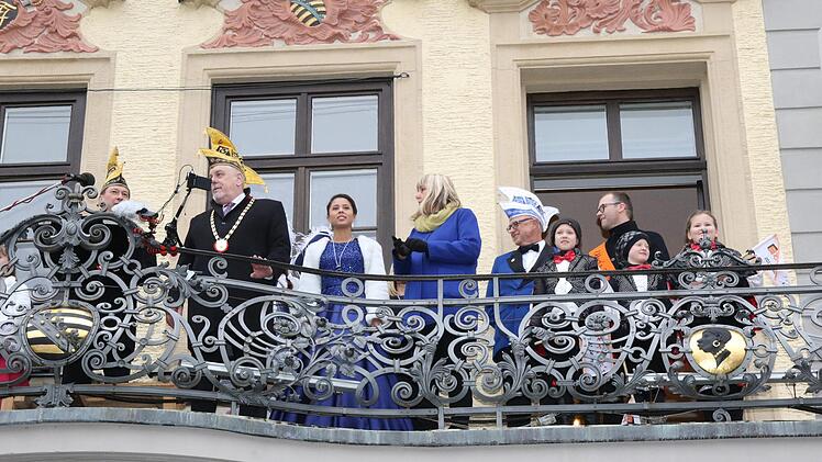 OB Tessmer und Narren auf dem Rathausbalkon. Foto: Wolfgang Desombre