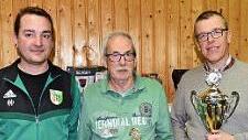 TSV-Vorsitzender Julian Engelhardt, der neue Ortsmeister Elmar Weidner sowie Ortssprecher Edmund Schaupp, der den Pokal neu stiftete.