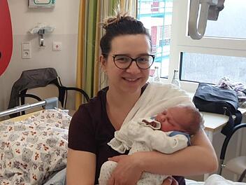 Lisa Kreuser, hier mit Tochter Hilda, wollte eigentlich in Kulmbach entbinden, musste aber nach Bamberg ausweichen.