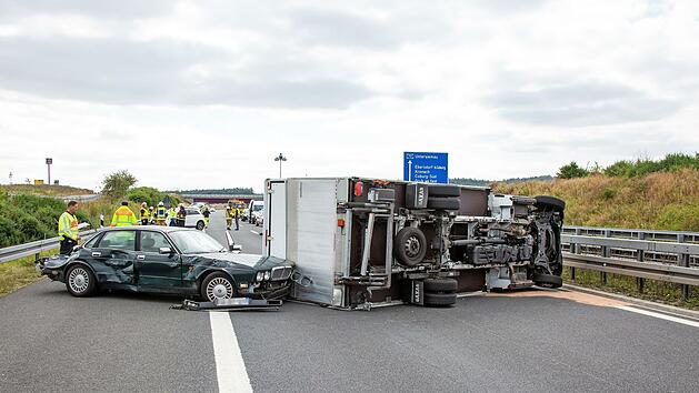 Bis zu diesem Unfallbild war eine Kettenreaktion abgelaufen. Ausgelöst hatte die Karambolage von vier Fahrzeugen der unbekannte Fahrer oder die Fahrerin eines weißen BMW.