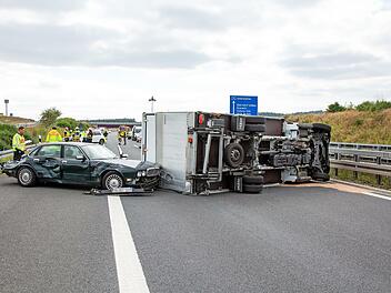 Bis zu diesem Unfallbild war eine Kettenreaktion abgelaufen. Ausgel&ouml;st hatte die Karambolage von vier Fahrzeugen der unbekannte Fahrer oder die Fahrerin eines wei&szlig;en BMW.