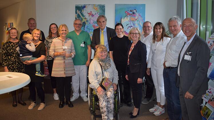 Kitzingen: Brustkrebszentrum stellt "weibliche Gegenwartskunst" aus - Werke erfreuen Patienten und Personal