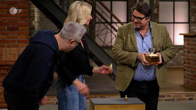 Drei Parfum-Flakons wollten Milena und Michael ver&auml;u&szlig;ern. Den Wunschpreis von 150 Euro erh&ouml;hte Detlev K&uuml;mmel auf 250. "Das gro&szlig;e nehme ich", sagte Daniel Meyer und riss den Flakon an sich. "Das brauchst du auch", stichelte Walter Lehnertz. Meyer bezahlte 140 Euro.