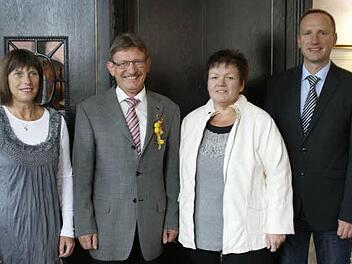 90 Jahre in Diensten der Stadt Eltmann: Bürgermeister Michael Ziegler ehrte für 25 Dienstjahre die Erzieherinnen Gerlinde Hornung (links) und Jutta Dollak sowie für 40 Jahre den Beamten Wolfgang Tully. Foto: sw