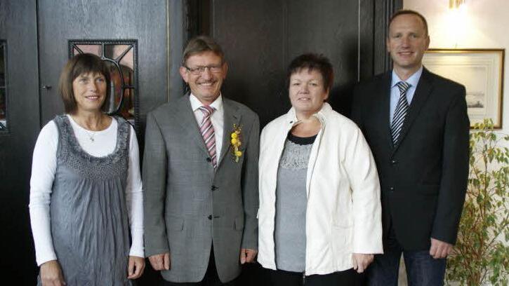 90 Jahre in Diensten der Stadt Eltmann: Bürgermeister Michael Ziegler ehrte für 25 Dienstjahre die Erzieherinnen Gerlinde Hornung (links) und Jutta Dollak sowie für 40 Jahre den Beamten Wolfgang Tully. Foto: sw