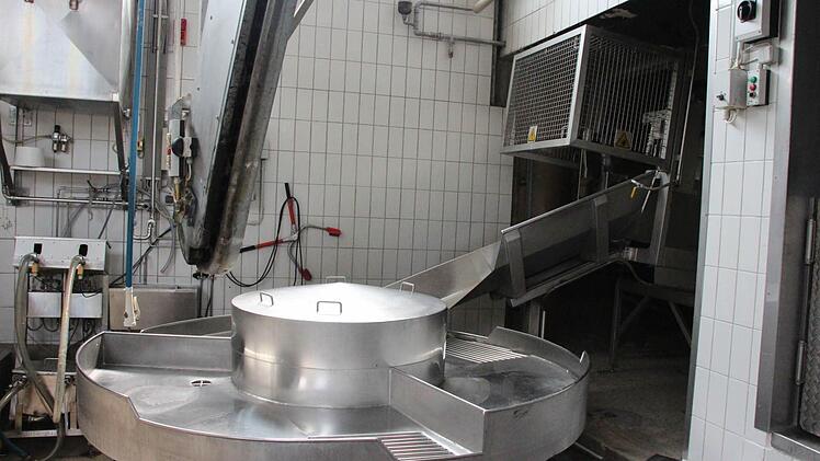 Vom Elektroschock betäubt, rutschen die Schweine aufs Karussell.