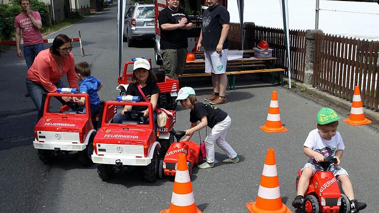 Die Feuerwehr garantierte am Sonntag, dass Jung und Alt ihren Spaß hatten. An diesem Tag wurde ein buntes Unterhaltungsprogramm in Lauenhain geboten, bei dem die Spiele für den Nachwuchs nicht zu kurz kommen durften.