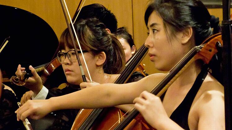 Das Streicherensemble der Renmin University of China gastierte im Rathaussaal Neustadt. Als Cello-Solistin beeindruckte Ying Wang (im Vordergrund).Foto: Jochen Berger