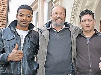 Geschafft: Die Freude darüber in Deutschland einen Asylantrag zu stellen, war sowohl Pfarrer Karl Feser als auch den beiden Syrern Saleh und Nawras, anzumerken. Vor dem Pfarrhaus in Bad Königshofen verabschiedete sie Pfarrer Karl Feser. Dem voraus gegangen waren mehrere Monate Kirchenasyl in Hammelburg und zuletzt in Bad Königshofen. Foto: Hanns Friedrich