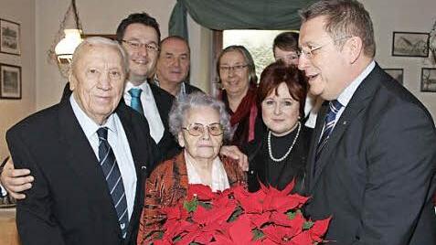 Bernhard Küfner feierte mit Frau und Familie seinen 90. Geburtstag. Auch die stellvertretende Landrätin Christina Flauder und Oberbürgermeister Henry Schramm gratulierten.