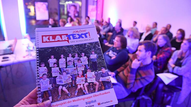 Rund 30 Lehrerinnen und Lehrer kamen am Donnerstagabend in das Druckzentrum der Mediengruppe Oberfranken: Unter dem Motto "KLARTEXT! bewegt was" bekamen sie viele Impulse für einen spannenden Medienunterricht. Foto: Ronald Rinklef