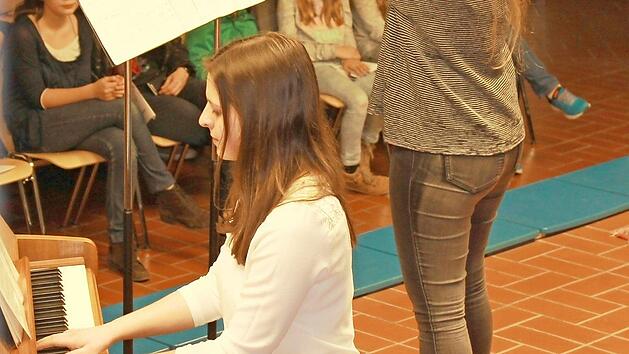 Zwei Sch&uuml;lerinnen im Duett  Foto: D.H&uuml;bschmann