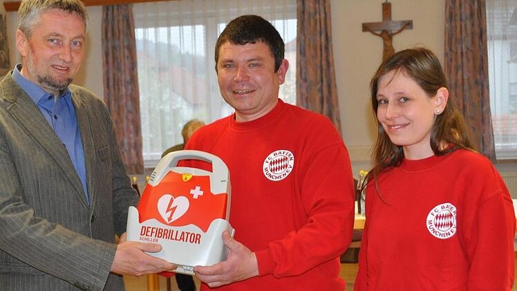 Jetzt hat auch die Gemeinde Pfarrweisach einen Defibrillator. Er soll im Rathaus stationiert werden, sagte Bürgermeister Ralf Nowak (ULB, links) bei der Sitzung des Gemeinderates am Donnerstagabend. Das Gerät hat der FC-Bayern-Fanclub Pfarrweisach spendiert. Der Fanclub-Vorsitzende und Gemeinderat Sebastian Bock (ULB, Mitte) und dessen Schwester Julia überreichten das Gerät. Eine Einweisung am Defibrillator findet für die Öffentlichkeit am Dienstag, 9. Mai, um 19 Uhr im Rathaus statt. Foto: S...