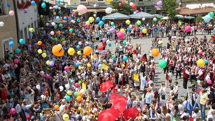 Der bunte Gregori-Festzug am Samstag war wieder eine Augenweide, das Luftballon-Spektakel auf dem Marktplatz gefällt aber nicht jedem. Foto: Stephan Stöckel