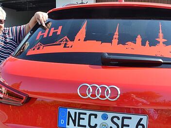 Die Silhouette der Hansestadt und das Hamburger Autokennzeichen HH in der Heckscheibe kann ihr niemand nehmen. Aber warum die beiden "H" nicht auf ihr Nummernschild dürfen, das versteht Sabine Fischer auch weiterhin nicht.: Rainer Lutz