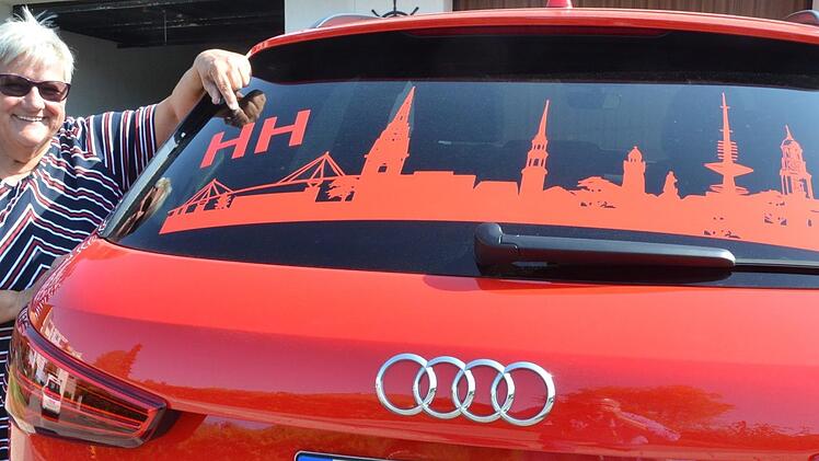 Die Silhouette der Hansestadt und das Hamburger Autokennzeichen HH in der Heckscheibe kann ihr niemand nehmen. Aber warum die beiden "H" nicht auf ihr Nummernschild dürfen, das versteht Sabine Fischer auch weiterhin nicht.: Rainer Lutz