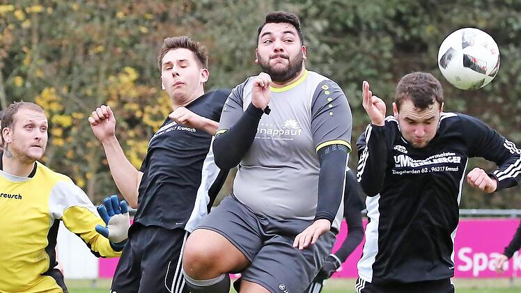 Kurz vor der Winterpause behielt der SV Knellendorf um Dominik Rottmann (rechts) drei wichtige Punkte zu Hause gegen den TSV Tettau um Ali Demir (graues Trikot).  Foto: Heinrich Weiß
