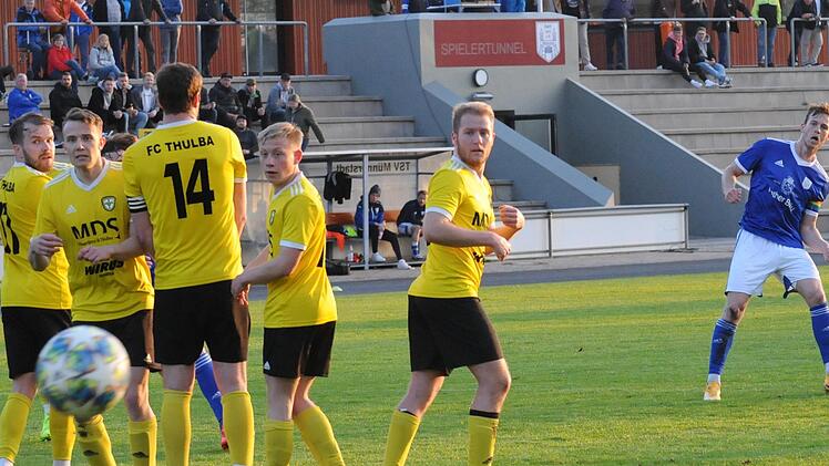 Nicht hinterherschauen wie hier im Ligaspiel beim TSV Münnerstadt gegen Lukas Katzenberger wollen die Frankonen aus Thulba in der Relegation um den Verbleib in der Bezirksliga.  Foto: Archiv/ssp