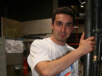 Jesús Manuel Artasanchez aus Santander, der Hauptstadt Kantabriens im Norden der iberischen Halbinsel, macht derzeit ein Praktikum bei der Firma Schwender und interessiert sich für eine Ausbildung in Deutschland. Er ist bereits Gas- und Elektrik-Installateur. Fotos: Sonja Adam