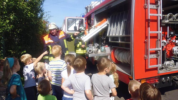 Da staunten die Kinder nicht schlecht, als Kommandant Gregor Metz ihnen zeigte, was sich so alles im Feuerwehrauto verbirgt.  Foto: Wimmel